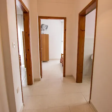 George Laz Apartment Nea Vrasna