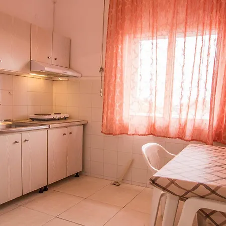 Apartment George Laz