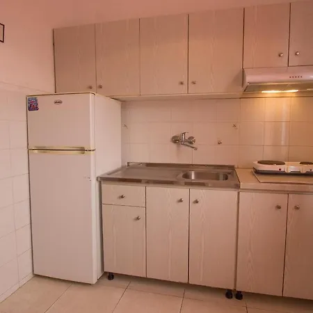 George Laz Apartment Nea Vrasna