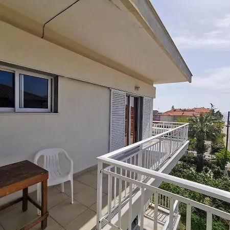 George Laz Apartment Nea Vrasna